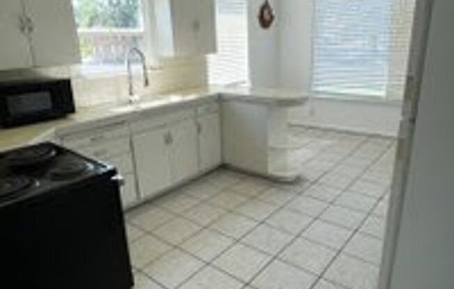 2 beds, 1 bath, 1,077 sqft, $1,250, Unit 380 N 200 E