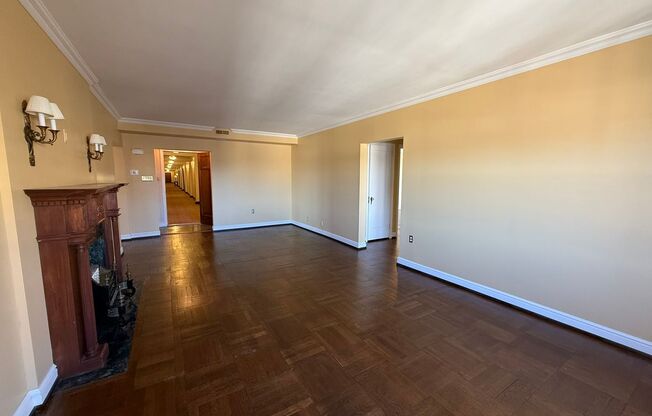 3 beds, 2 baths, 1,952 sqft, $3,200, Unit Royal York 916