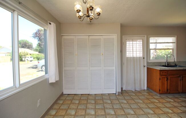 Adorable & Updated SE Portland 2 Mid-Century Ranch Home