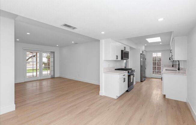 Modern 4 Bed / 2 Bath Near SDSU with Private Balcony and In-Unit Laundry