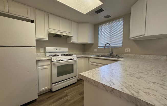 Spacious 2 Bed Townhome with Balcony, Washer/Dryer Included