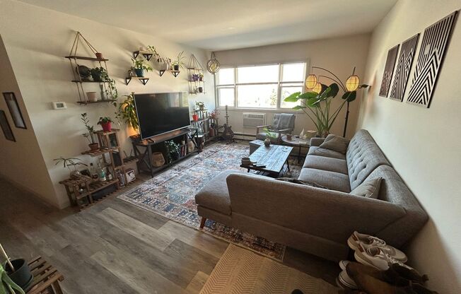 2 beds, 1 bath, $1,395, Unit 114