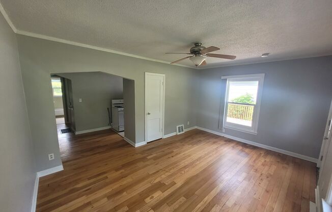 2 beds, 1 bath, $1,125, Unit 3810 Urbandale Avenue