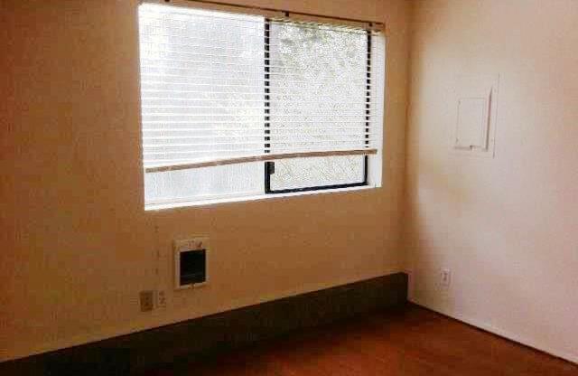 Cozy 2 Bed 1 Bath in Upper West Bremerton