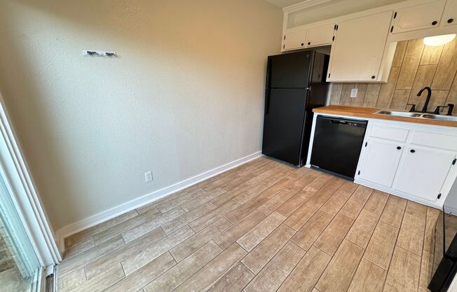 2 beds, 1 bath, 674 sqft, $850, Unit Unit 4