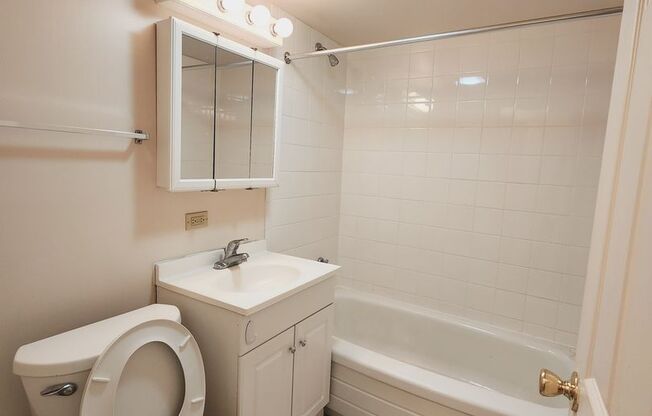 1 bed, 1 bath, 454 sqft, $1,275, Unit H-14