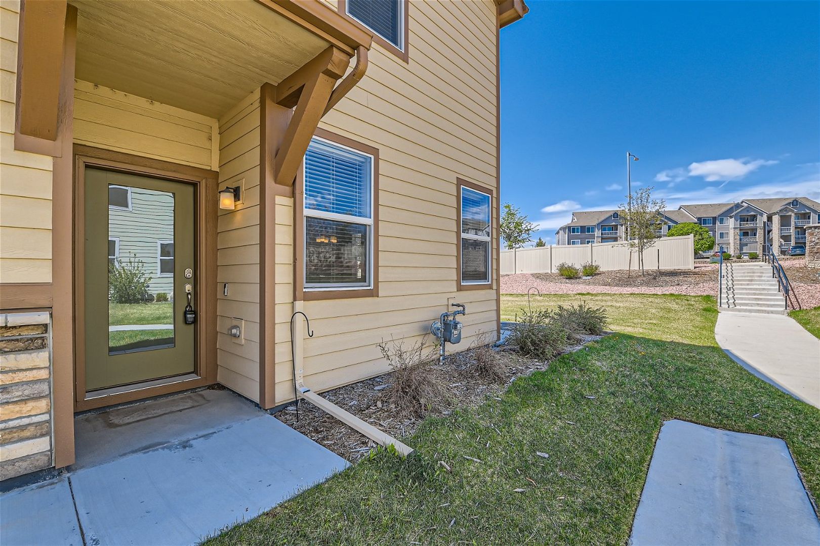 Modern 3 Bed 2 1/2 Bath Townhome in Thornton!