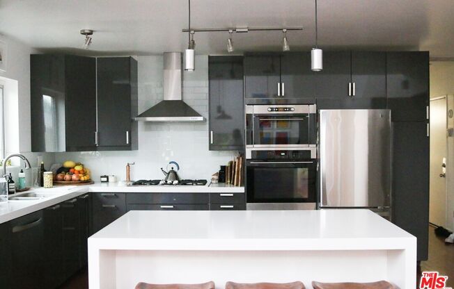 531 VENICE WAY