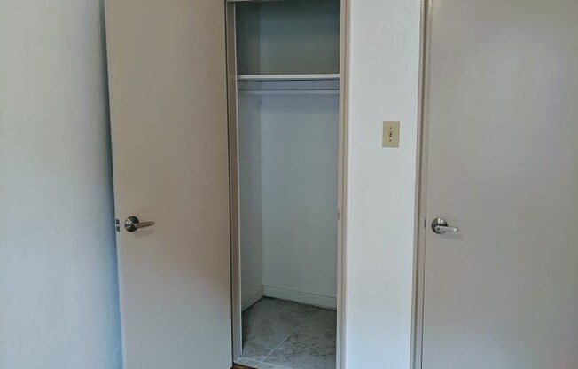 3 beds, 1 bath, $2,175, Unit 202A