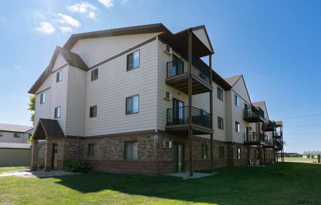 Fargo, ND Rosegate Apartments. an exterior view of an apartment building