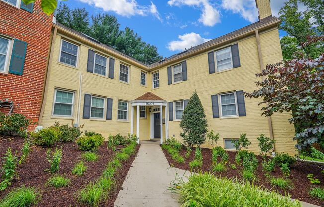 Beautiful 1BR/Loft at Rock Creek Garden Condominiums!