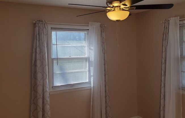 2 beds, 1 bath, $1,000, Unit UNIT A