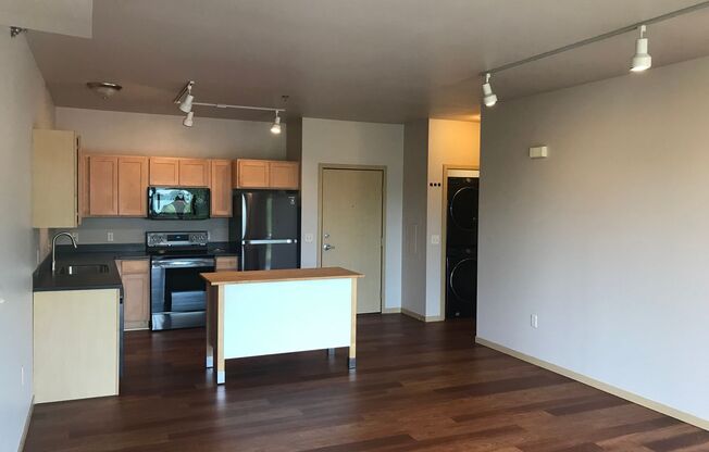 2 beds, 2 baths, 926 sqft, $1,600, Unit 210