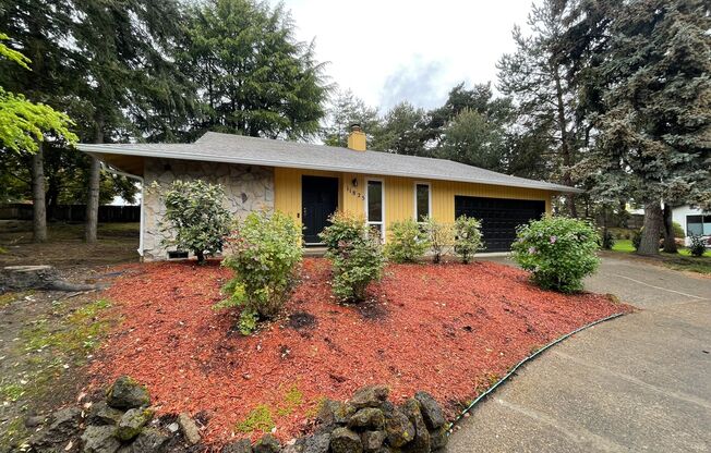 Tigard 3 Bed 2 Bath Ranch House - Central A/C, Bonus Great Room, Laminate Flooring and More!