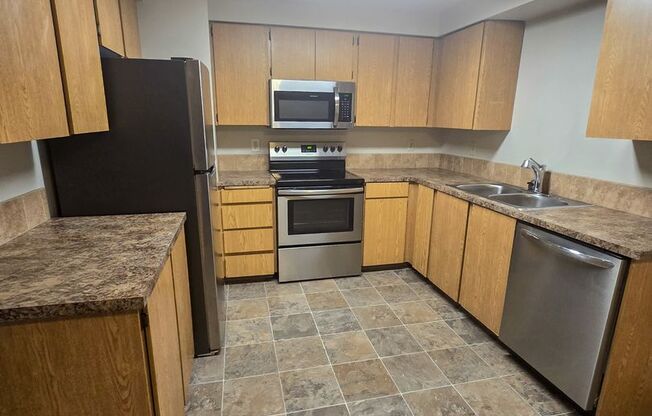 3 beds, 1 bath, 1,040 sqft, $1,625, Unit 16
