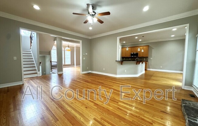 889 LENOX CT NE