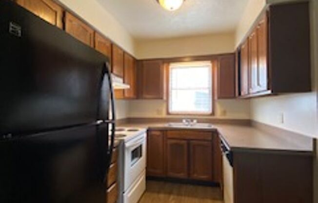 2 beds, 1 bath, $895, Unit Apt B