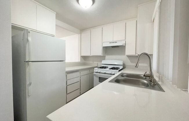 2 beds, 1 bath, $2,275, Unit #553 B-4
