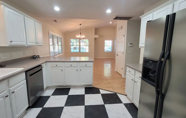 Bright and spacious 3BR/2ba in Lindley Park!