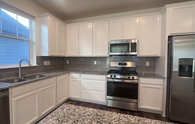 Great House In Fort Collins.  FALL LEASE SPECIAL! - $1000 off your 1st months rent!