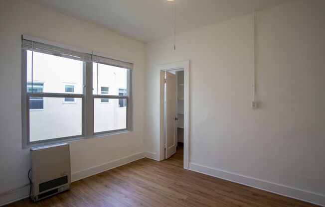 NoPo: Nice Top-Floor 1-Bedroom Ready Now!