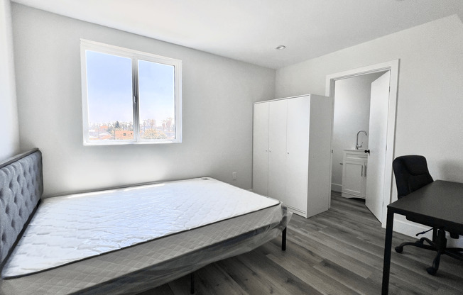 MH 1314 W 35th Pl