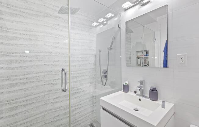 1 bed, 1 bath, 900 sqft, $5,400, Unit 17L