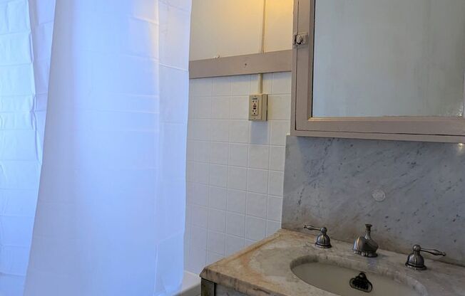 2 beds, 1 bath, $950, Unit 11-C