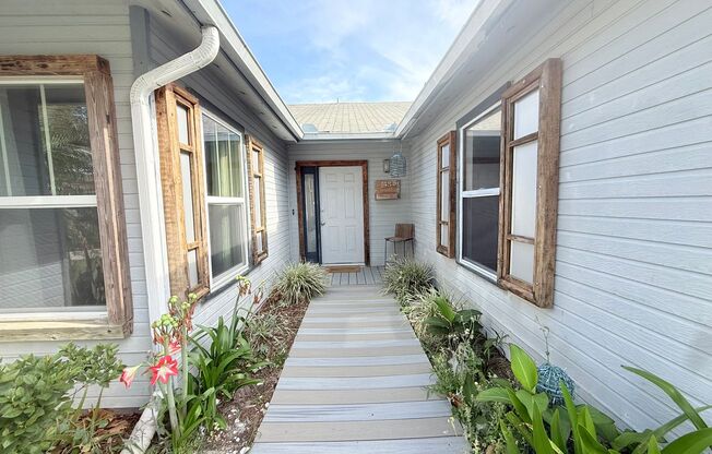 Spacious 2BR Duplex – Prime Location!