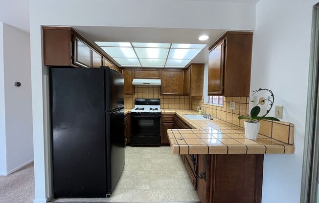 Pet friendly 2+1 w/private yard + in-unit laundry!