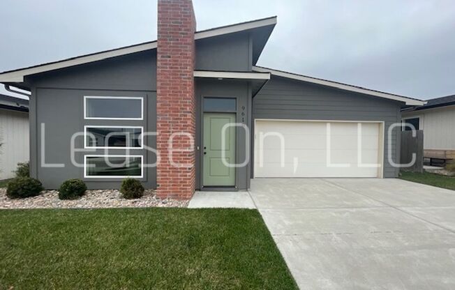 Spacious 3 Bedroom Home in Chalet Ridge with Large Yard