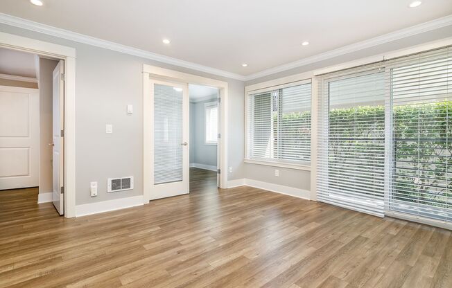 BEAUTIFUL condo-quality 2bedroom, in the heart of BALLARD! Top floor, amazing views with private balcony!