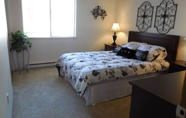 2 beds, 1 bath, 895 sqft, $1,679, Unit E101