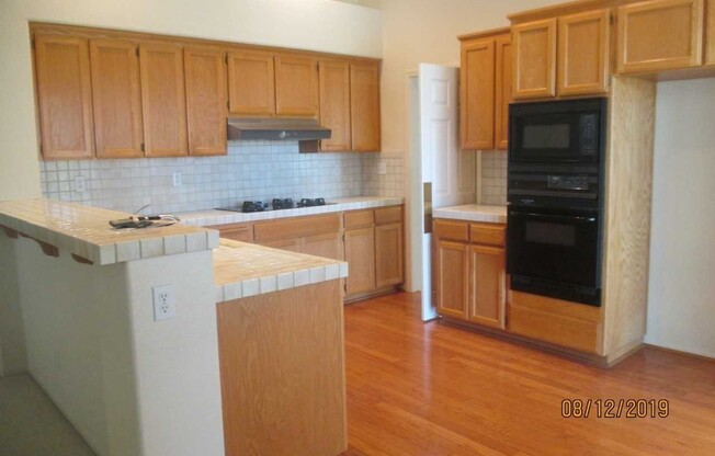 3 beds, 2.5 baths, $3,200