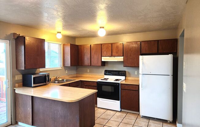 4 beds, 2 baths, $1,995, Unit 5330 W