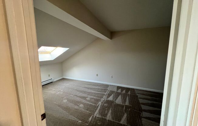 2 beds, 1 bath, 927 sqft, $1,900, Unit 724