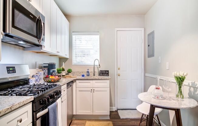 2 beds, 1 bath, 850 sqft, $1,250, Unit 00-D5