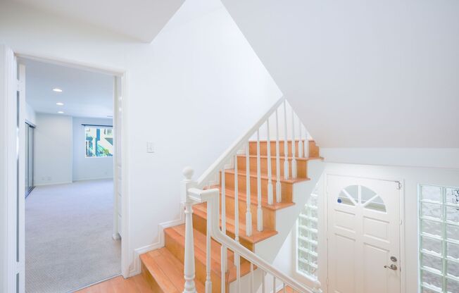 SPACIOUS, TRI-LEVEL, 3BR3.5BA HOME W/ ROOFTOP DECK, BALCONY, YARD & 2-CAR GARAGE + DRIVEWAY JUST 50 FT TO GREENBELT & BLOCKS TO PIER AVE, PARK, GREENBELT & LESS THAN 1/2 MILE TO BEACH!!