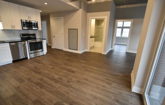 2 beds, 2 baths, 976 sqft, $4,275, Unit 3833-722