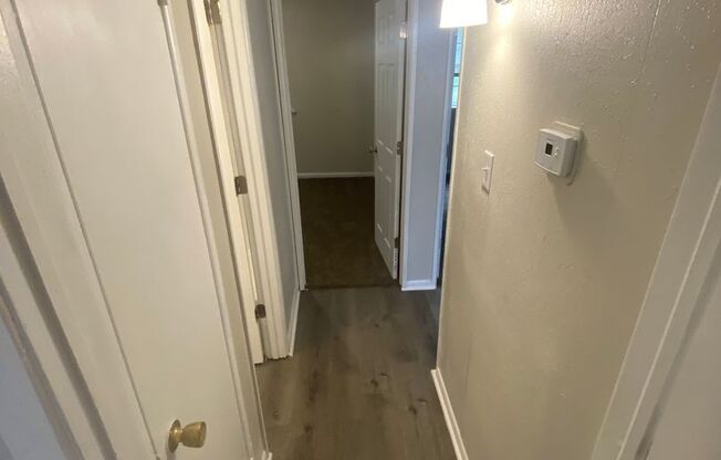 3 beds, 1 bath, 775 sqft, $850, Unit 415-17 Winfield-415 Winfield