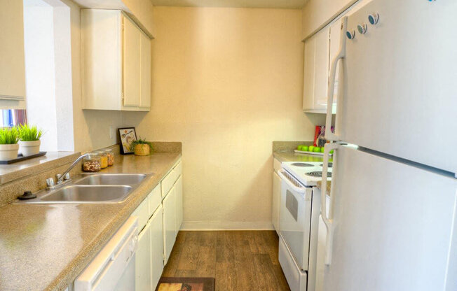 Fully Equipped Kitchen at Auburn Glen Apartments, Florida