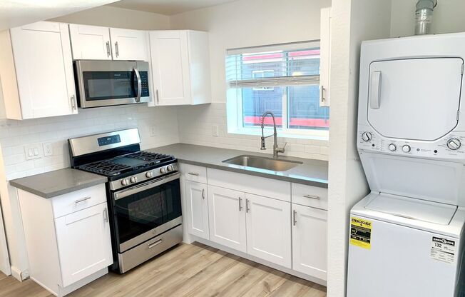 *MOVE IN SPECIAL* Gorgeously Updated Apartments at The Michelle on Roosevelt! In Unit Washer and Dryer!