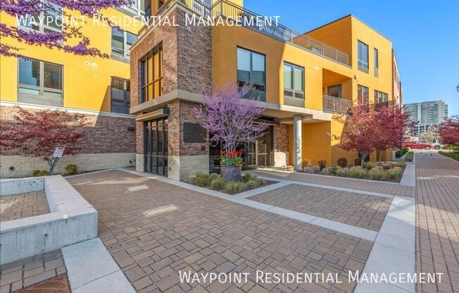 880 W RIV ST