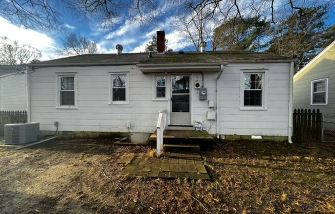 -- 3 BR/ 1 BA Three Bedroom Ranch House
