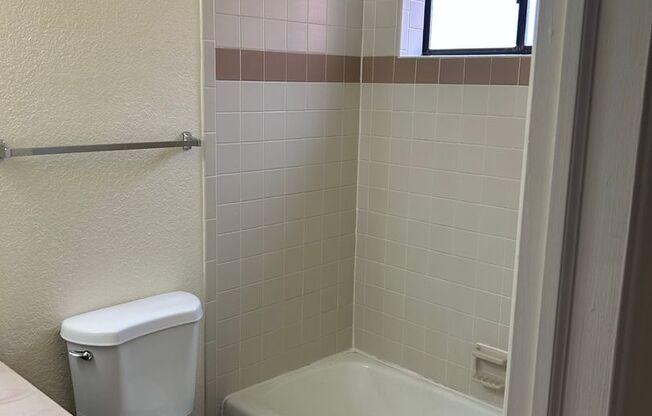 2 beds, 2 baths, 957 sqft, $1,015, Unit 31