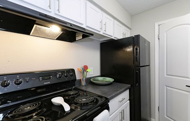 1 bed, 1 bath, 745 sqft, $835