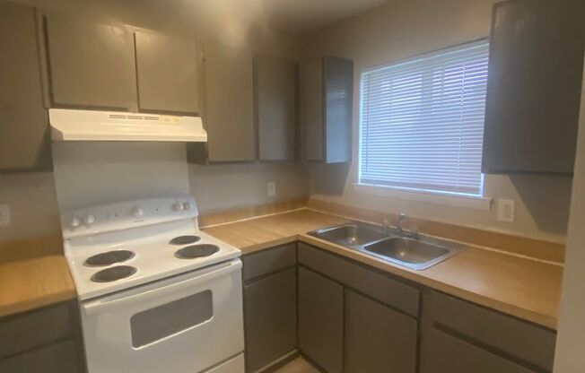 3 beds, 1 bath, $750, Unit Bldg 12 Apt C