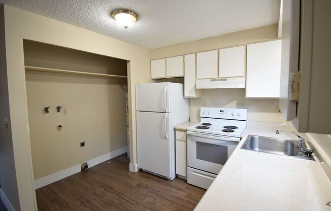 Spacious 2 BR Townhome in SW Portland! W/S/G is Included