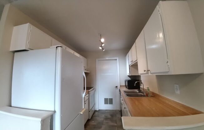 2 beds, 1 bath, $2,495