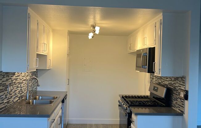 1 bed, 1 bath, 900 sqft, $2,025, Unit 381-35